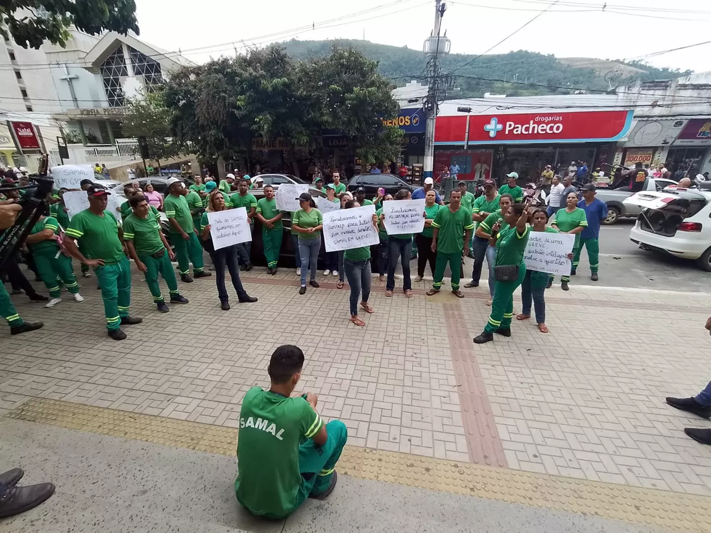 Impasse na limpeza urbana de Manhuaçu: Greve dos servidores do SAMAL persiste